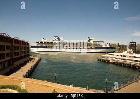 Millennium Kreuzfahrtschiff von der Celebrity Cruise X Linie vor Anker vor dem Sydney Opera House Stockfoto