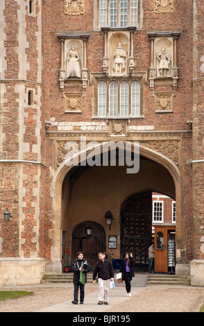 Studenten, die das Haupttor, Trinity College, Cambridge University, UK Stockfoto