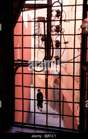 Ein Mann zu Fuß hinauf eine schmale Gasse in der Medina von Marrakesch Stockfoto