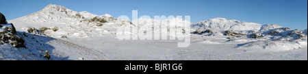 Panoramablick auf der leichten Seite, Esk Pike, Nordwestgrat, Scafell Pike und Crinkle Crags von Eskdale im Lake District National Park Stockfoto