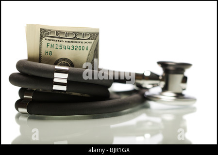 Geld in einem Stethoskop verpackt. Stockfoto