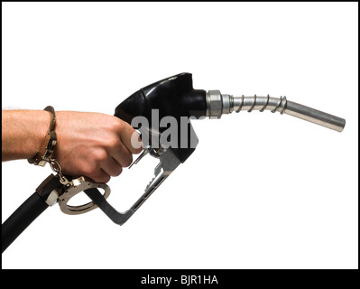 Hand mit Handschellen gefesselt an einer Zapfsäule. Stockfoto