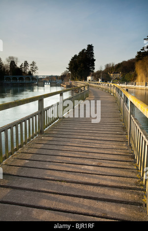 Suche entlang der Holzsteg über den Fluss Themse in Richtung Marsh schloss in der Nähe von Henley on Thames in Oxfordshire, Vereinigtes Königreich Stockfoto