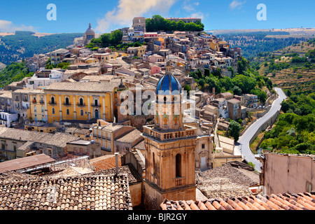 Santa Maria delli'Idria in den Vordergrund und Ragusa Ibla Sizilien hinter Stockfoto
