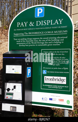 Parkplatz bezahlen Anzeige & Ankündigung und Ticket Maschine außerhalb der Blist Hill viktorianischen Museum Coalbrookdale Telford Shropshire UK Stockfoto