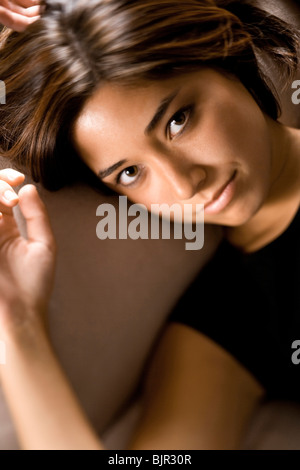 Frau im liegen Stockfoto