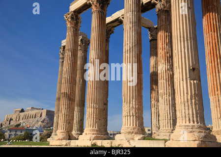 Tempel des Olympischen Zeus mit Parthenon in Ferne. Stockfoto