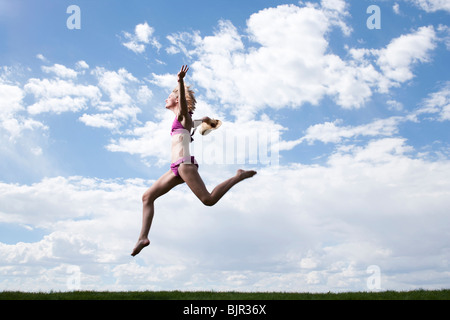 Frau springt mit einem Cowboy-Hut Stockfoto