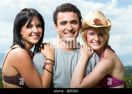 Zwei Frauen, einen Mann auf die Wangen küssen Stockfoto