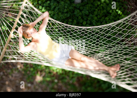 Frau in einer Hängematte schlafen Stockfoto