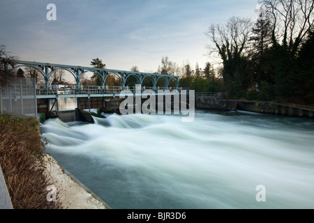 Die Themse Kaskadierung über die Schleusen am Marsh Schleuse und Wehr in der Nähe von Henley, Oxfordshire, Vereinigtes Königreich Stockfoto