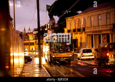 Dies ist ein Bild von einem Straße Auto fahren durch die Straßen von Lissabon, Portugal. Stockfoto