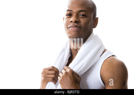 Mann mit weißen Handtuch um den Hals Stockfoto