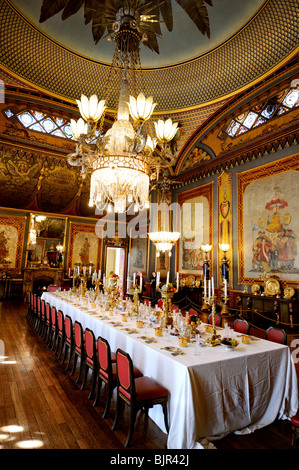 Der große Esstisch im Bankettsaal in der Royal Pavilion, Brighton, East Sussex, UK. Stockfoto