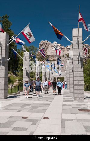 Touristen zu Fuß entlang der Avenue Fahnen, Mount Rushmore National Memorial, South Dakota, USA Stockfoto