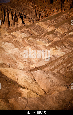 Wanderer in den Badlands am Zabriskie Point mit Blick auf Golden Canyon in Death Valley Nationalpark, Kalifornien, USA. Stockfoto