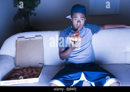 Teenager Essen popcorn Stockfoto