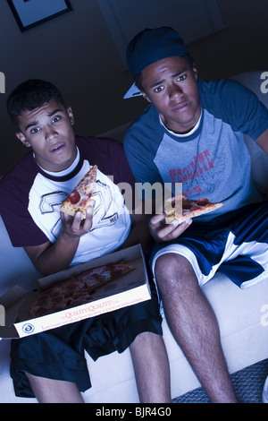 Teenager Essen popcorn Stockfoto