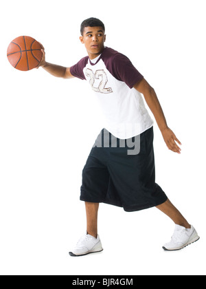 Teenager, die einen Basketball dribbeln Stockfoto