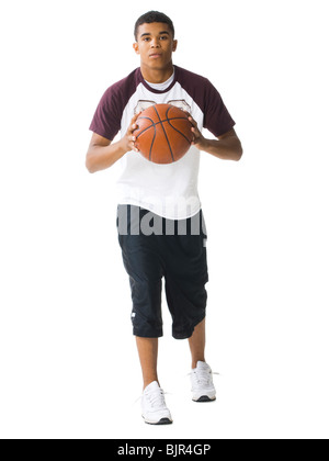 Teenager, die einen Basketball dribbeln Stockfoto