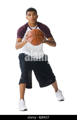 Teenager, die einen Basketball dribbeln Stockfoto