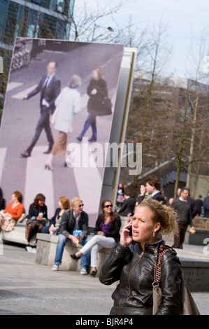 Eine Frau telefonieren mit einem Handy in Amsterdam, Niederlande Stockfoto