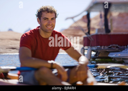 Mann in einem Boot sitzen Stockfoto