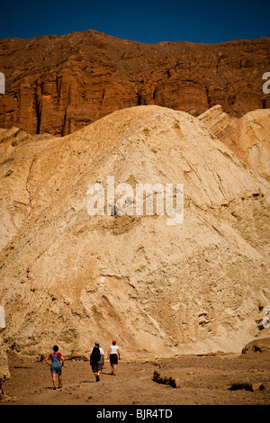 Wanderer in den Badlands im Golden Canyon in Death Valley Nationalpark, Nevada, USA. Stockfoto