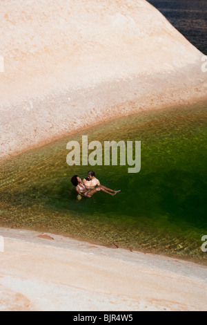 Paar zusammen im Wasser Stockfoto
