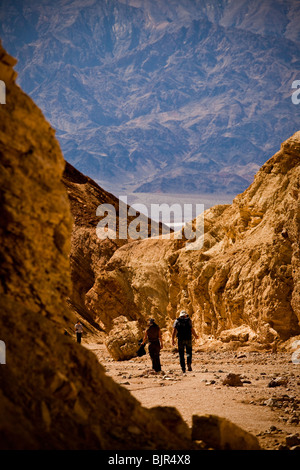 Wanderer in den Badlands im Golden Canyon in Death Valley Nationalpark, Nevada, USA. Stockfoto