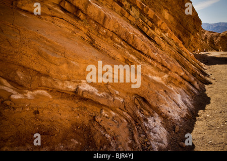 Wanderer in den Badlands im Golden Canyon in Death Valley Nationalpark, Nevada, USA. Stockfoto