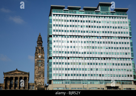 St. Vincent Street Kirche entworfen vom Architekten Alexander 'Greek' Thomson neben den Pinnacle Building Apartments, Glasgow City Centre, Schottland, UK Stockfoto