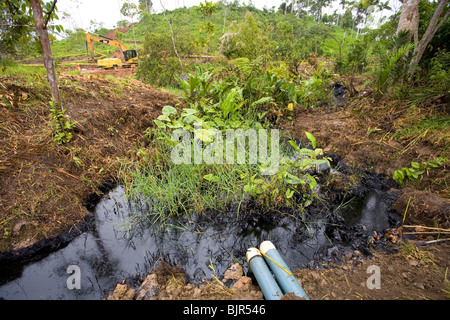 Ölaustritt aus einem Brunnen im tropischen Regenwald, Ecuador Stockfoto