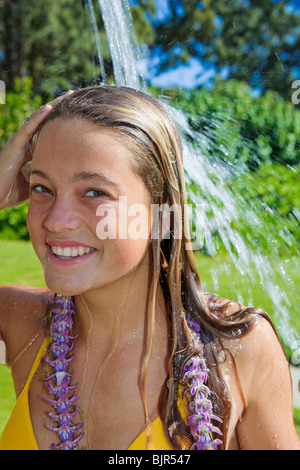 schöne Teenager im gelben Bikini Duschen im freien Stockfotografie - Alamy