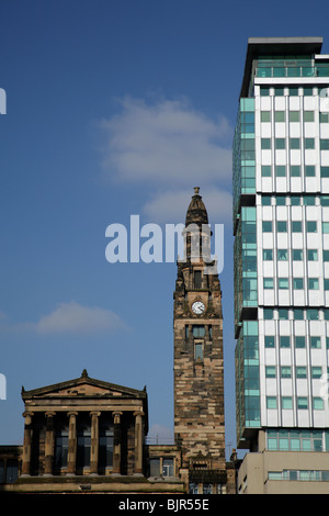 St. Vincent Street Kirche entworfen vom Architekten Alexander 'Greek' Thomson neben den Pinnacle Building Apartments, Glasgow City Centre, Schottland, UK Stockfoto