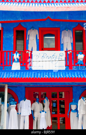 Playa del Carmen, Mexiko, bunten roten, blauen und weißen Bekleidungsgeschäft auf der Quinta und Fifth Avenue. Stockfoto