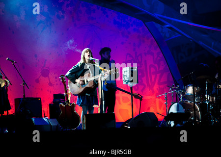 Dies ist ein Bild von Feist, die Durchführung auf der Bühne in Whistler Feier Plaza während des Winters Olympiade 2010. Stockfoto