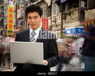 Mann mit laptop Stockfoto