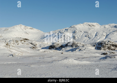 Schneebedeckte Nordwestgrat und Crinkle Crags von unten leichte Seite, Eskdale im englischen Lake District Stockfoto