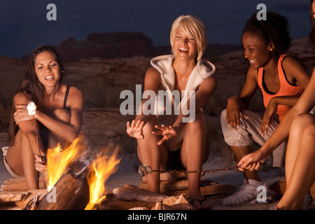 Frauen kochen Marshmallows am Lagerfeuer Stockfoto