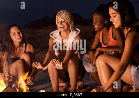 Frauen kochen Marshmallows am Lagerfeuer Stockfoto