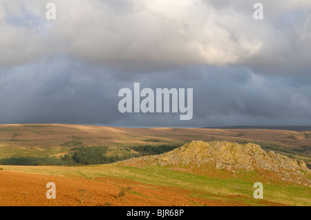 Dramatische Wolken über Leder Tor, Dartmoor, Devon UK Stockfoto