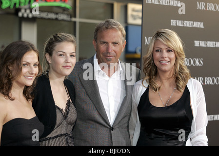 LILY COSTNER ANNIE COSTNER KEVIN COSTNER & CHRISTINE BAUMGARTER MR BROOKS FILM PREMIERE GRAUMANS CHINESE HOLLYWOOD LOS ANG Stockfoto