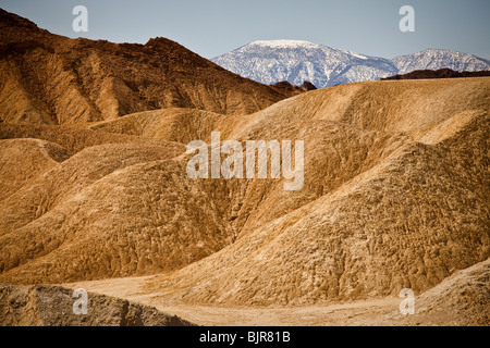 Wanderer in den Badlands am Zabriskie Point mit Blick auf Golden Canyon in Death Valley Nationalpark, Kalifornien, USA. Stockfoto