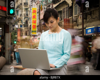 junge Frau auf einem laptop Stockfoto