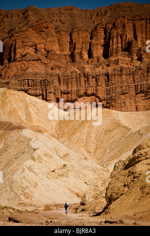 Wanderer in den Badlands am Zabriskie Point mit Blick auf Golden Canyon in Death Valley Nationalpark, Kalifornien, USA. Stockfoto