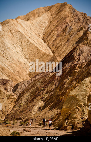 Wanderer in den Badlands im Golden Canyon in Death Valley Nationalpark, Nevada, USA. Stockfoto