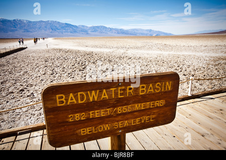 Melden Sie sich bei Badwater Basin, den tiefsten Punkt der Erde in Death Valley Nationalpark, Nevada, USA. Stockfoto