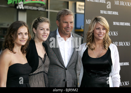 LILY COSTNER ANNIE COSTNER KEVIN COSTNER & CHRISTINE BAUMGARTER MR BROOKS FILM PREMIERE GRAUMANS CHINESE HOLLYWOOD LOS ANG Stockfoto