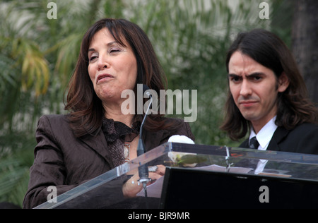 DHANI HARRISON OLIVIA HARRISON GEORGE HARRISON POSTHUM GEEHRT MIT EINEM STERN AUF DEM HOLLYWOOD WALK OF FAME HOLLYWOOD LOS EIN Stockfoto